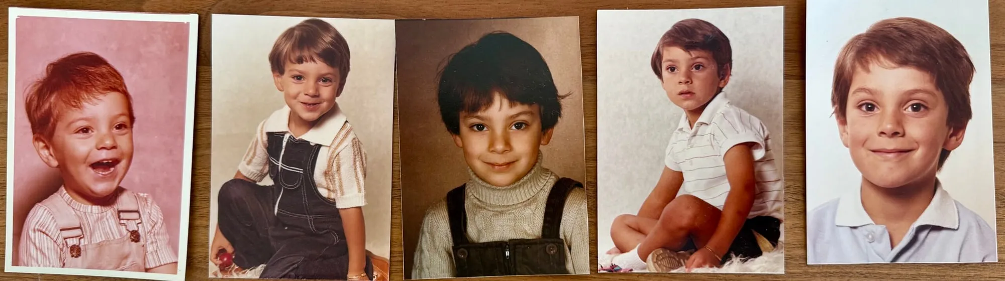 Fünf Kinderfotos von Patrick Schmid nebeneinander auf einem Holztisch