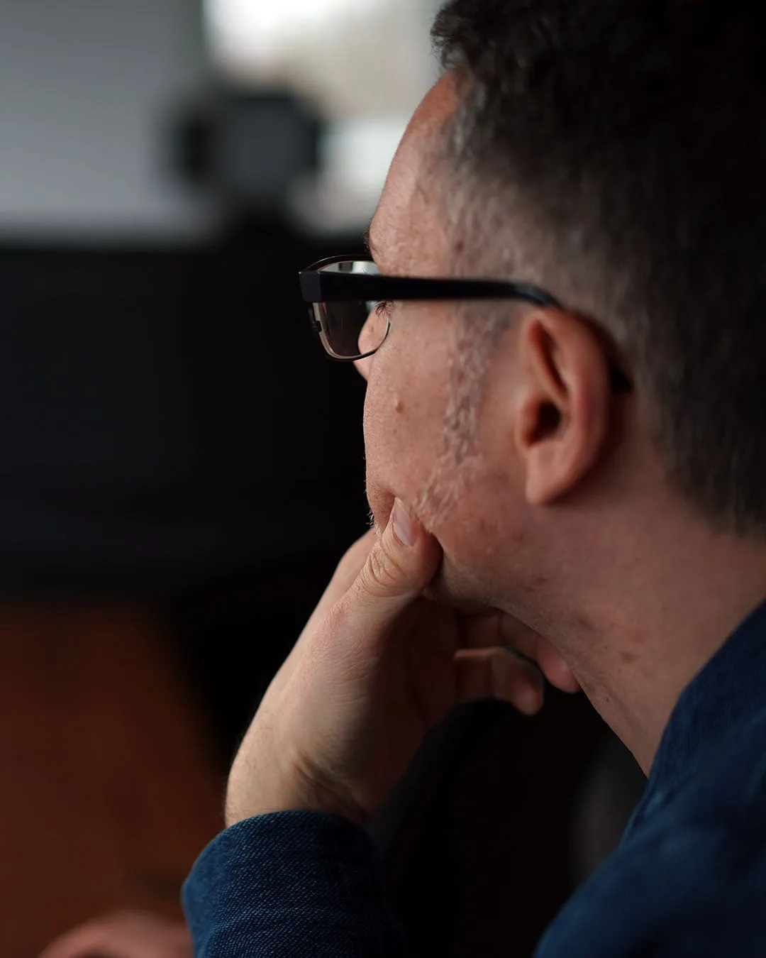 Patrick Schmid im Profil, nachdenklich, die Hand am Kinn