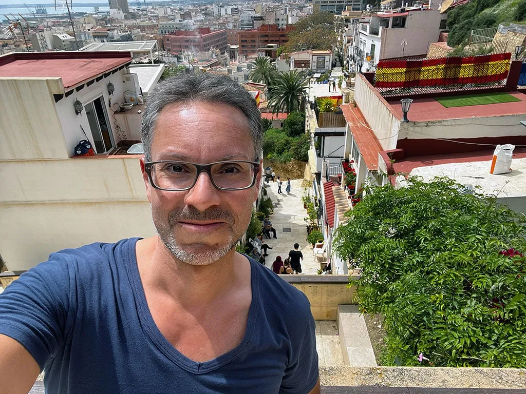 Patrick Schmid über den Dächern einer Stadt am Hang