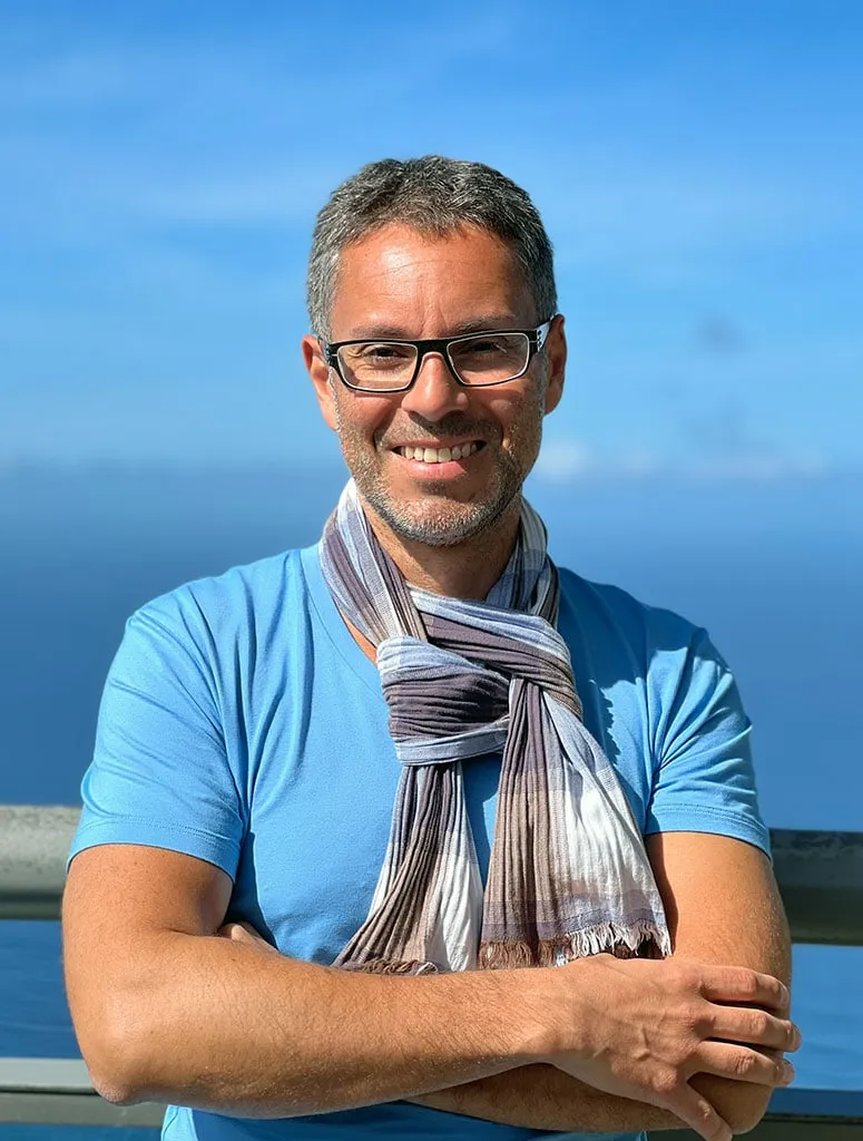 Patrick Schmid lachend vor dem Meer