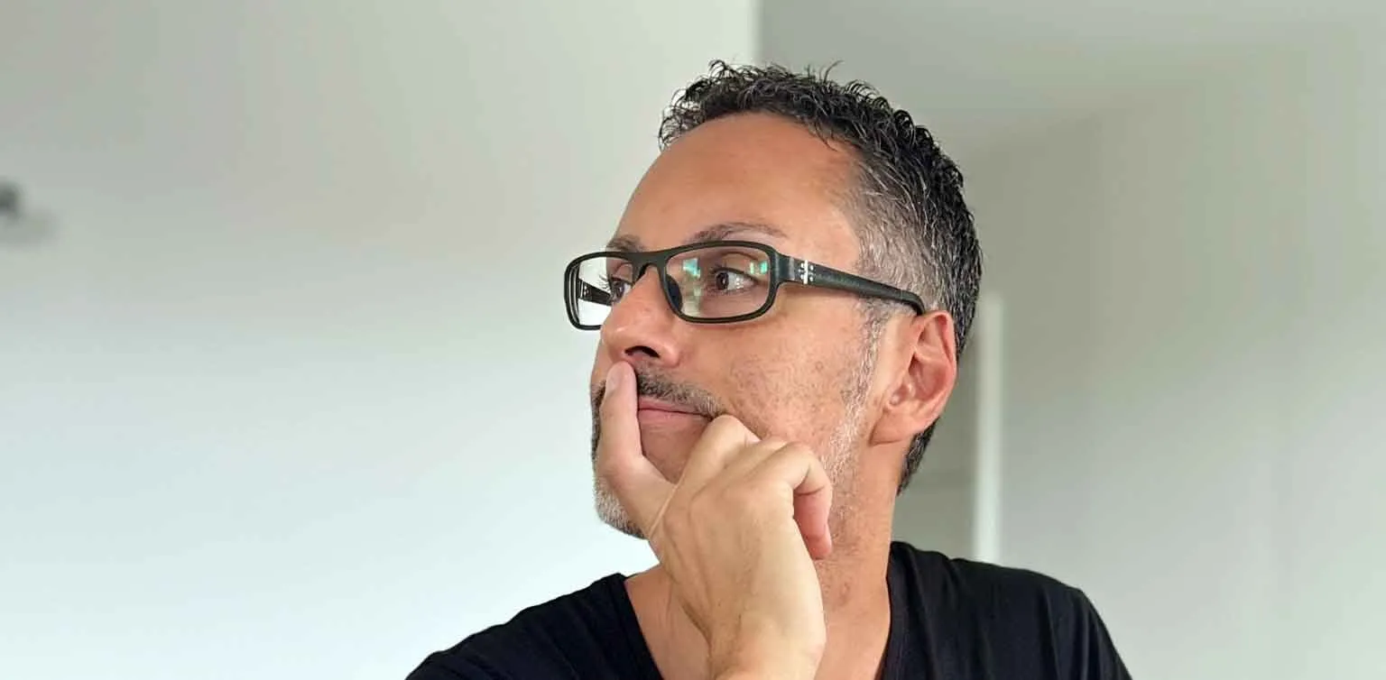 Patrick Schmid blickt nachdenklich zur Seite
