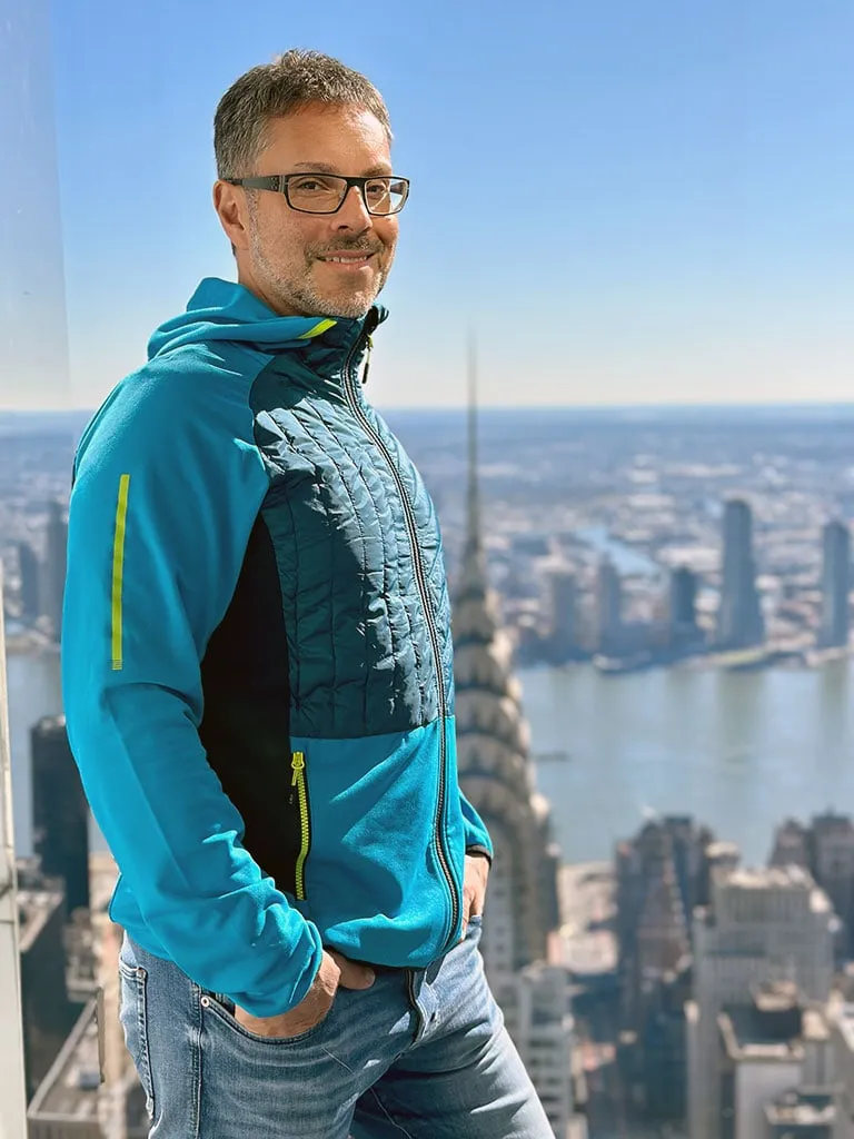 Patrick Schmid auf einer Aussichtsplattform über New York