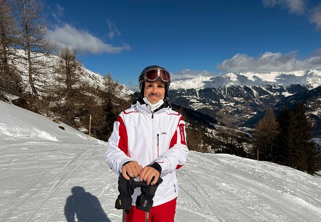 Patrick Schmid in Skikleidung auf einer verschneiten Piste