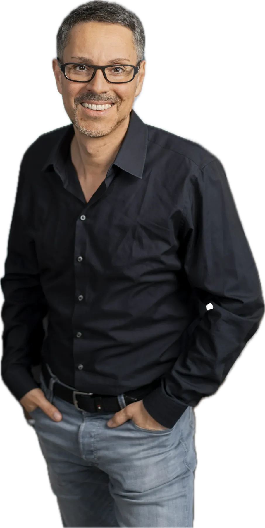 Patrick Schmid, stehend, in schwarzem Hemd und Jeans