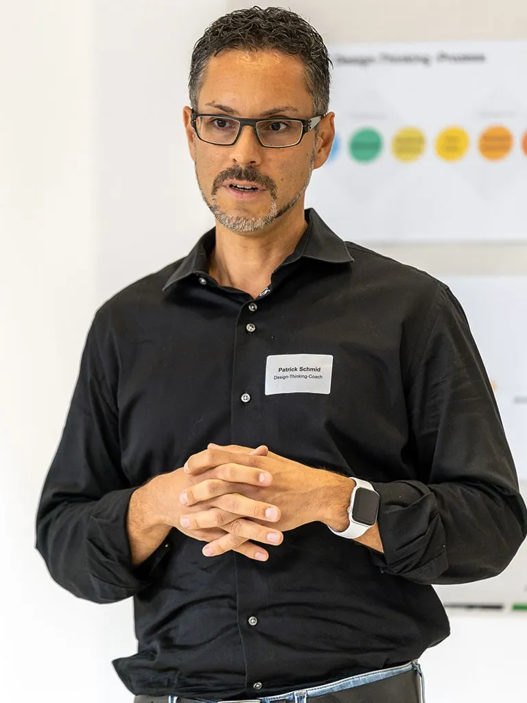 Patrick Schmid spricht in einem Workshop